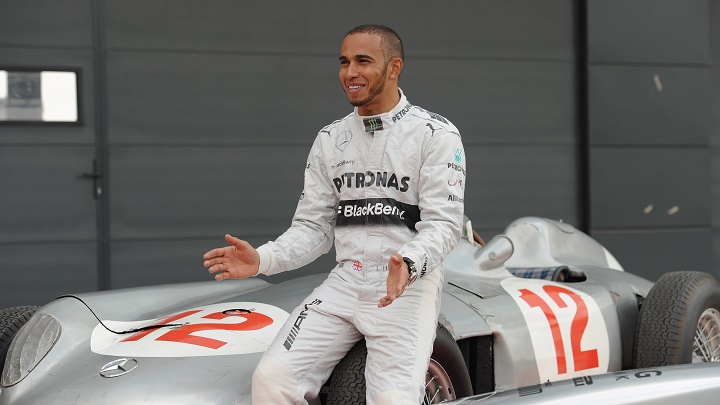 Lewis Hamilton sonriendo